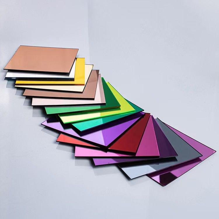 Le perspex le miroir acrylique qu'adhésif couvre la feuille en plastique flexible de miroir a coupé pour classer